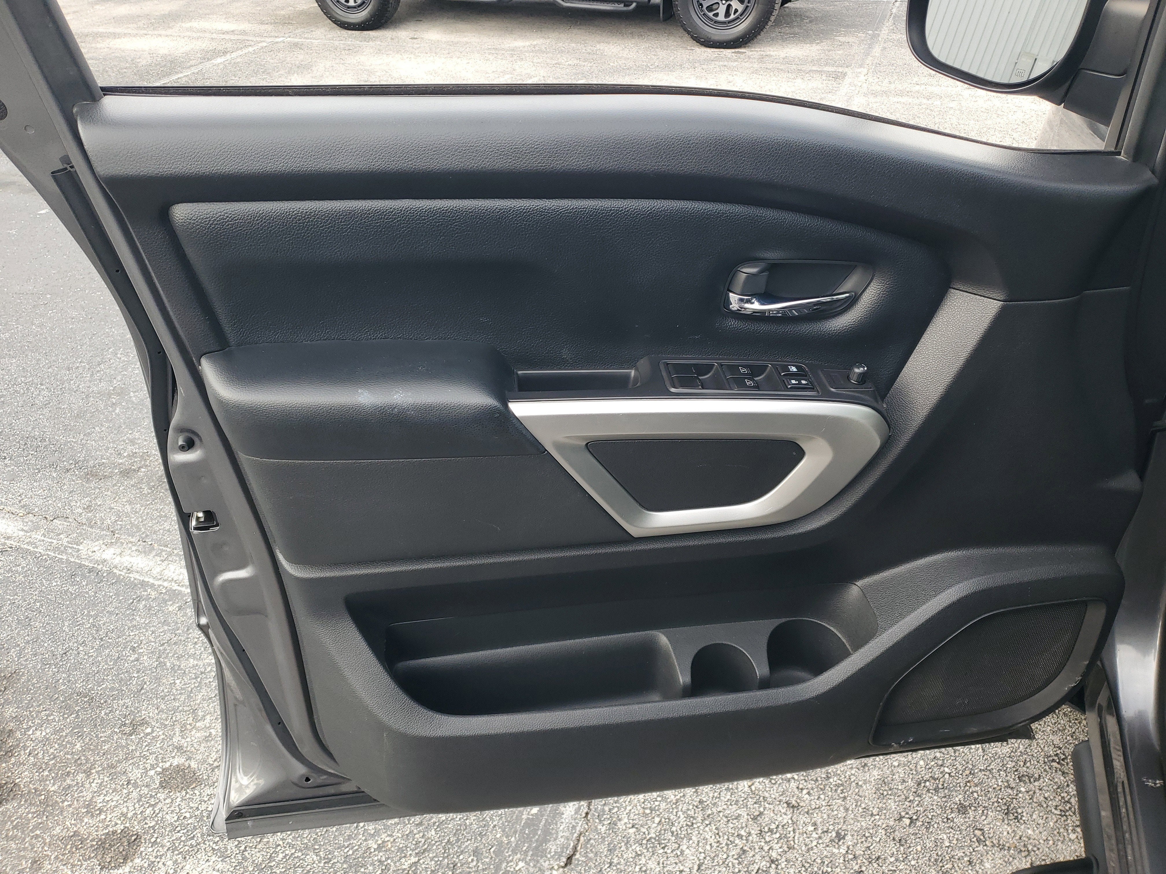 2022 Nissan Titan SV