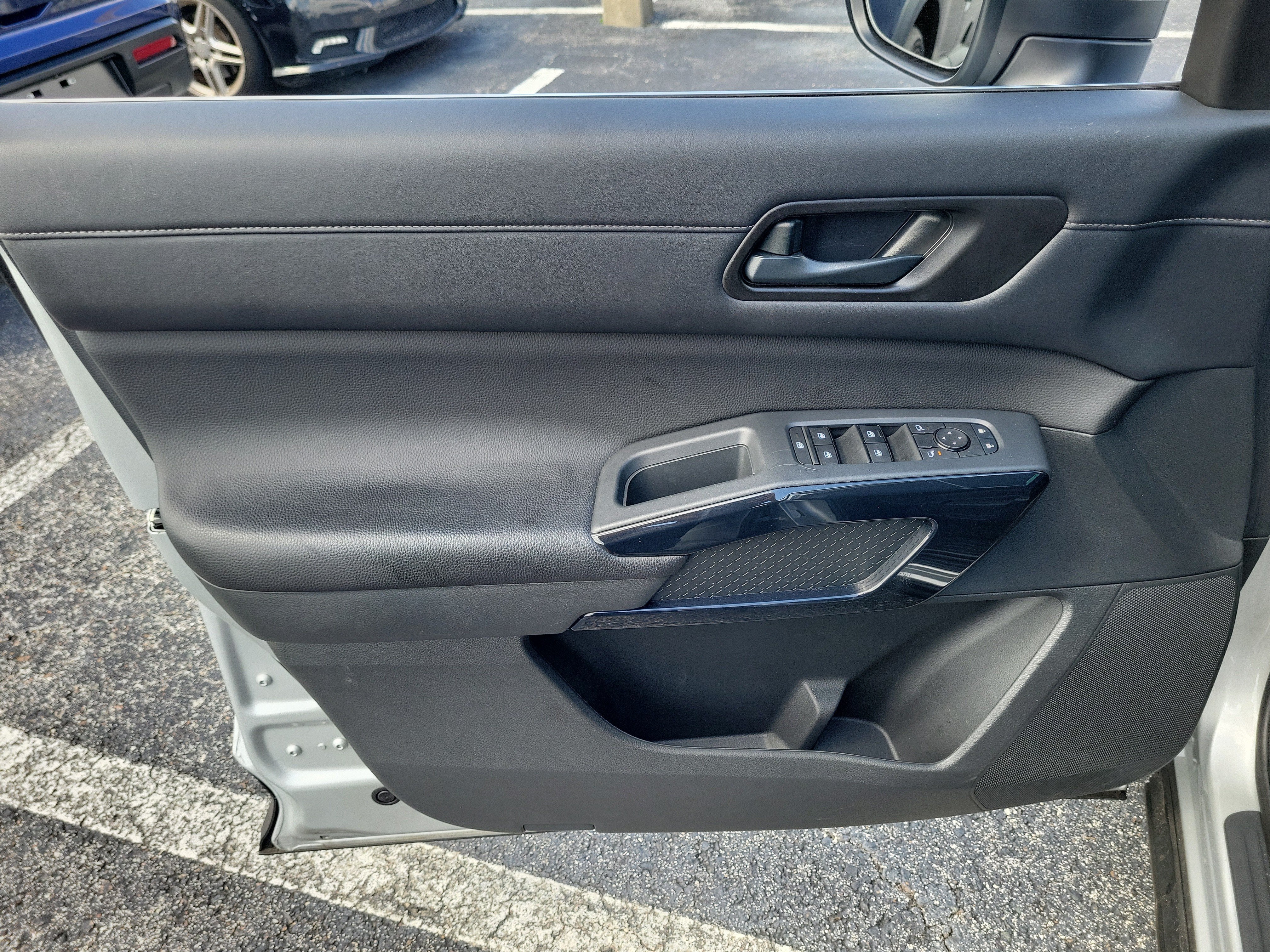 2025 Nissan Pathfinder S