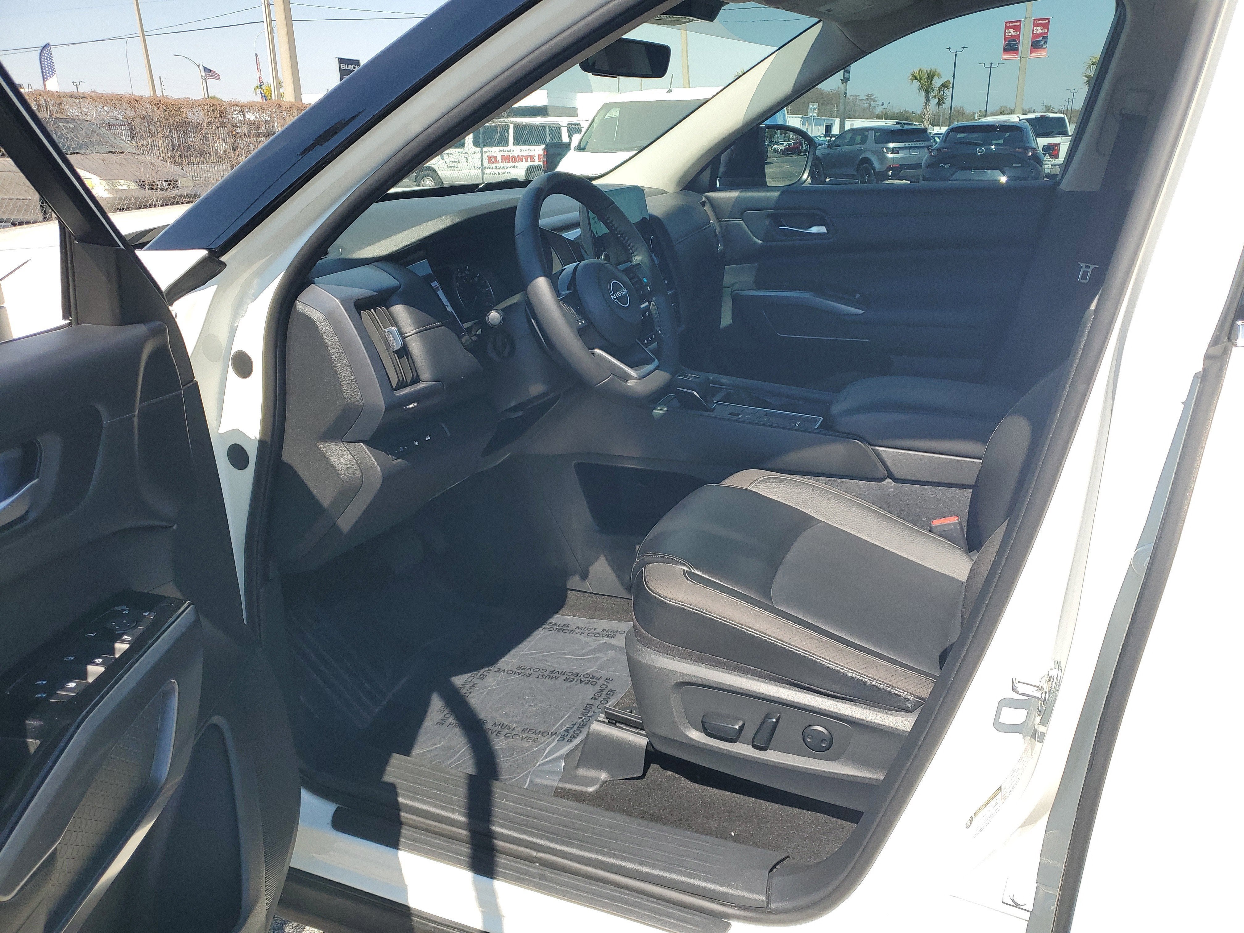 2024 Nissan Pathfinder SL