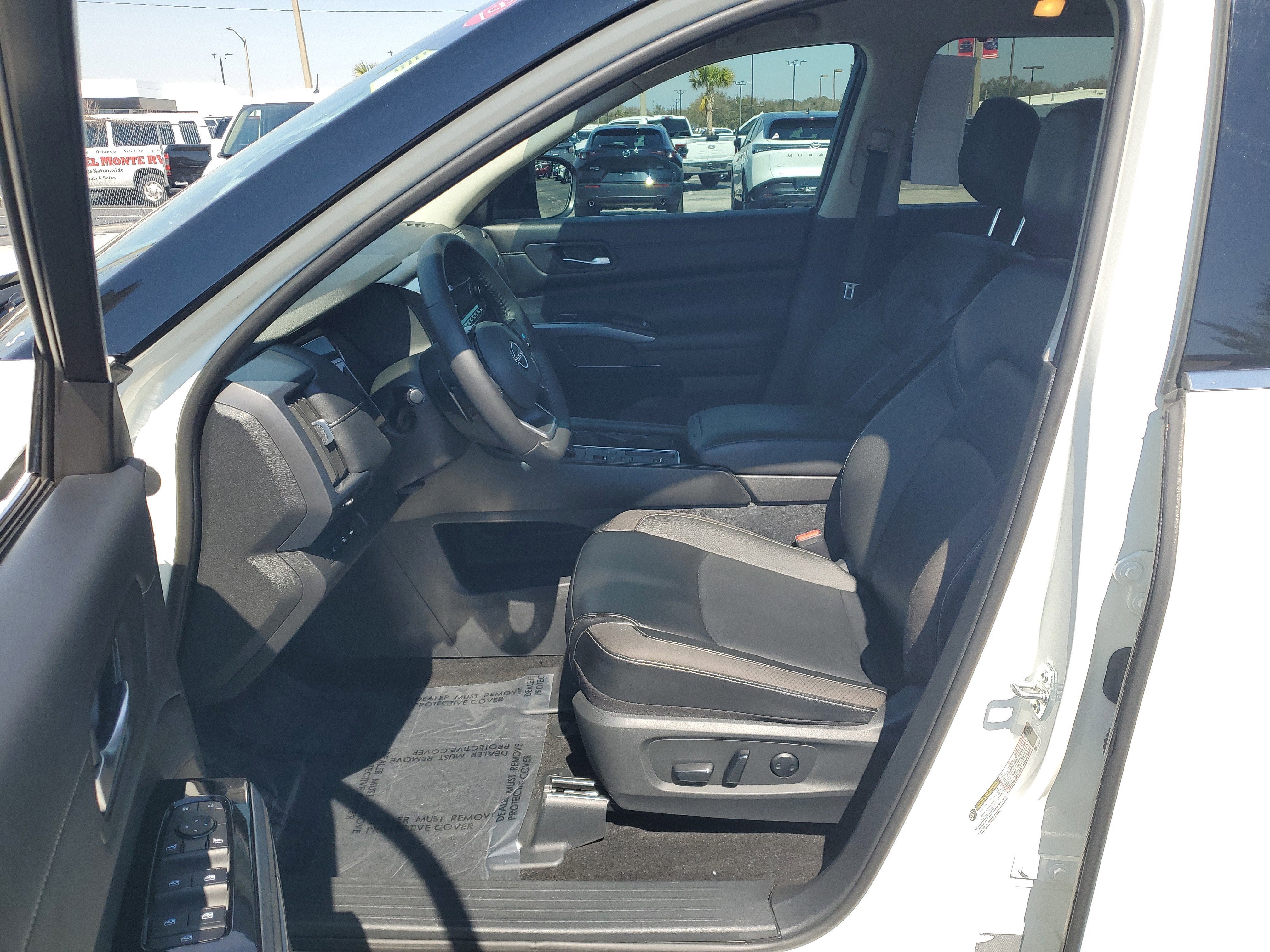 2024 Nissan Pathfinder SL