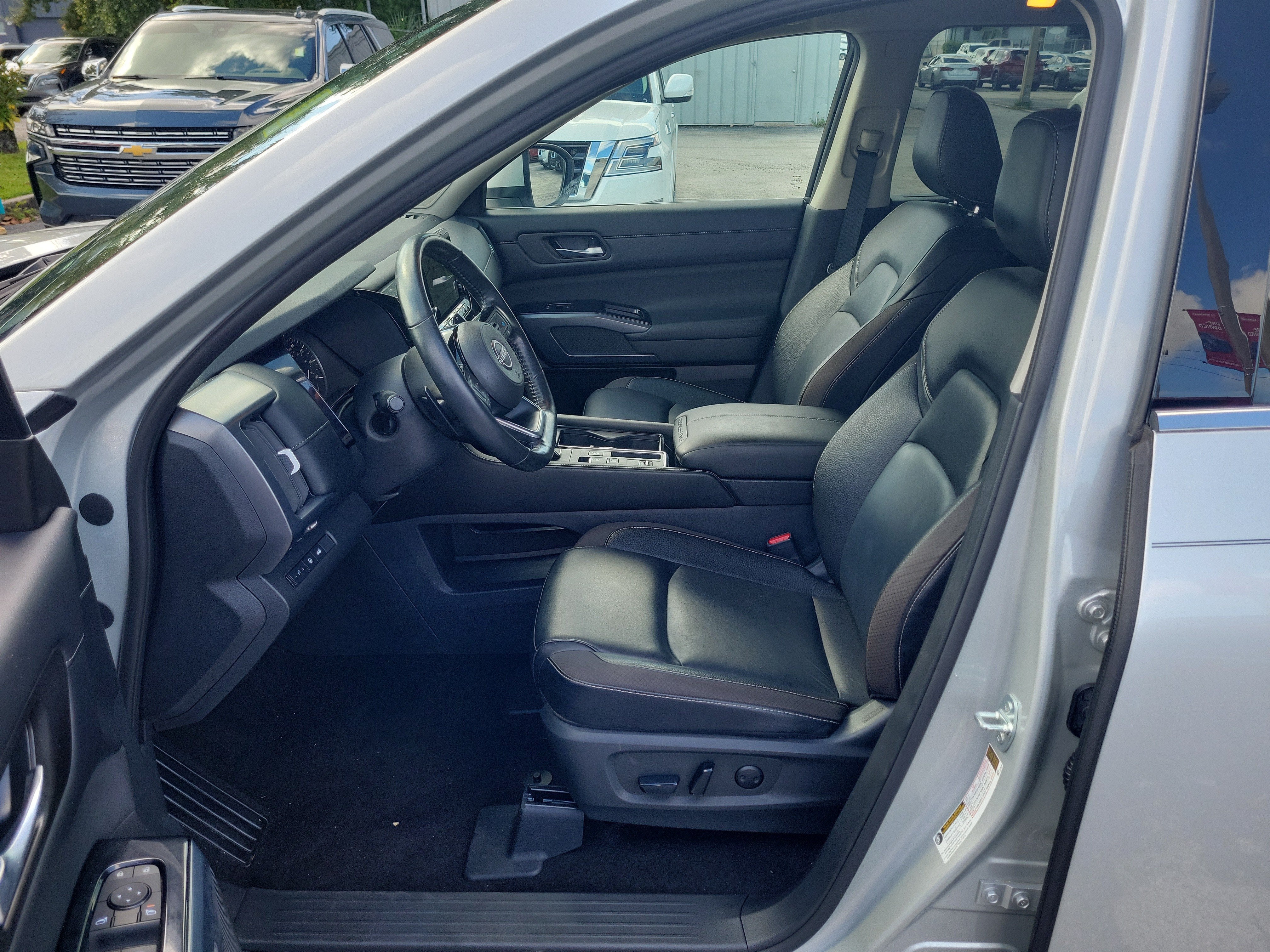 2024 Nissan Pathfinder SL