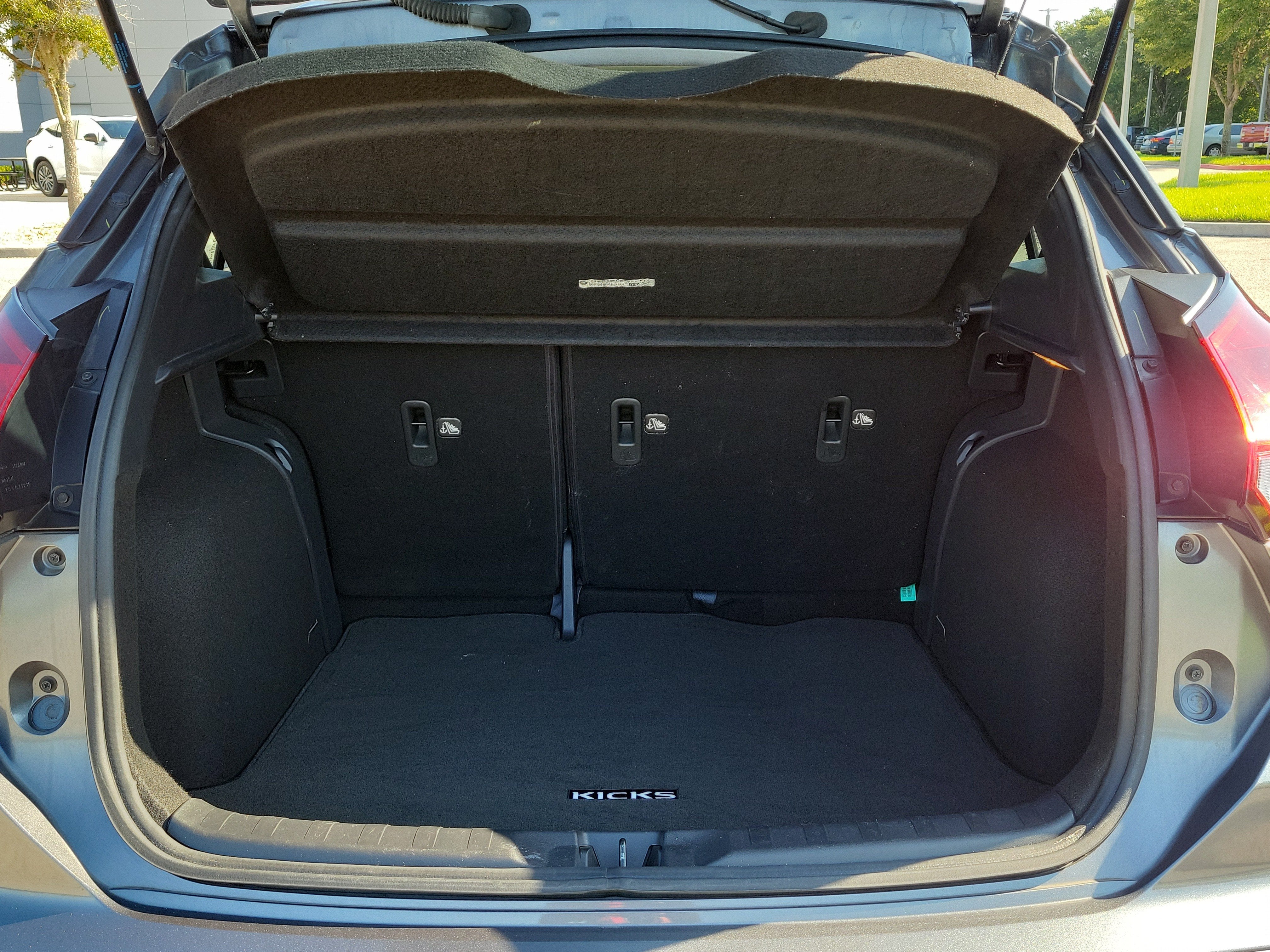 2022 Nissan Kicks SR