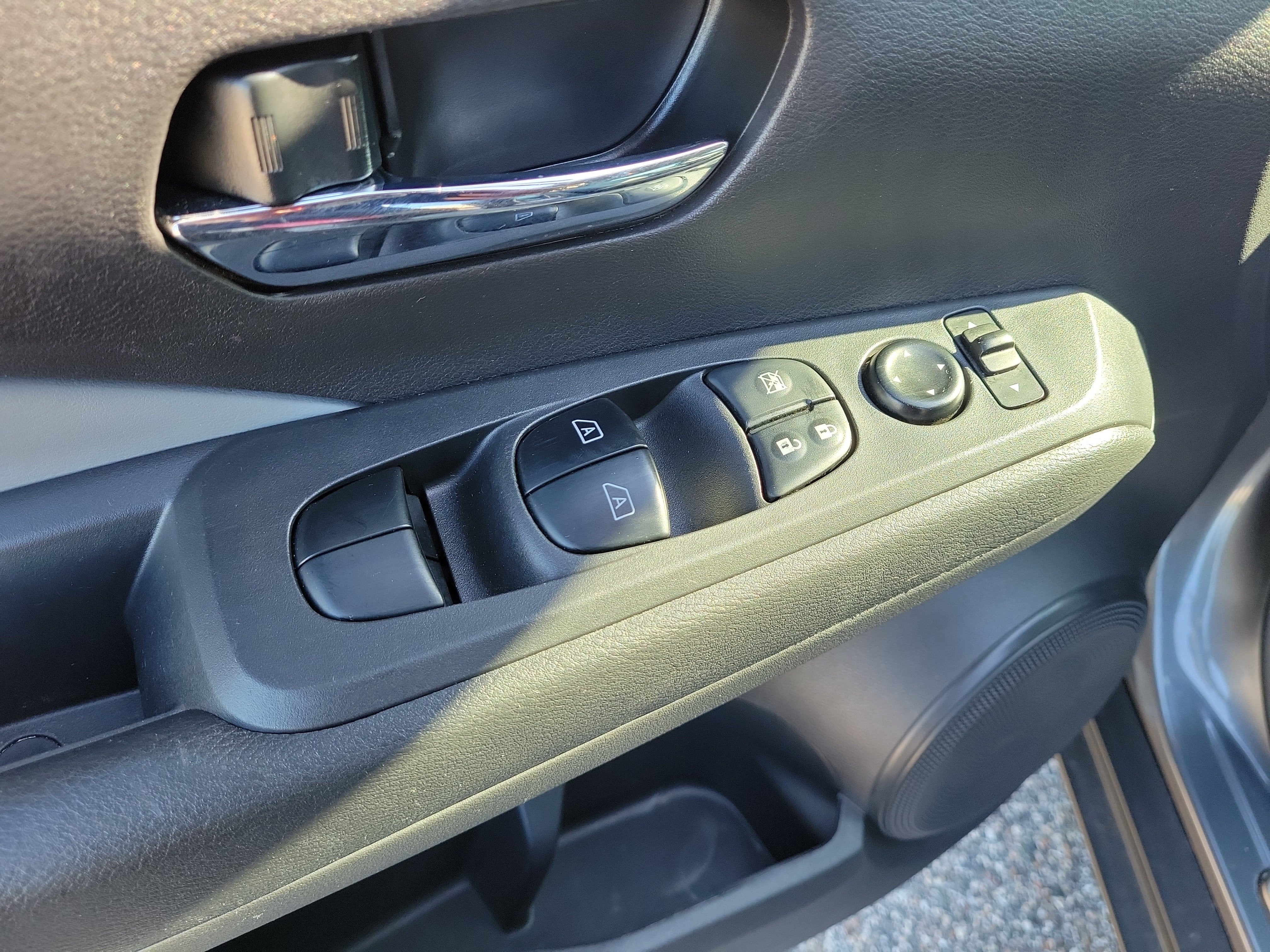 2022 Nissan Kicks SR
