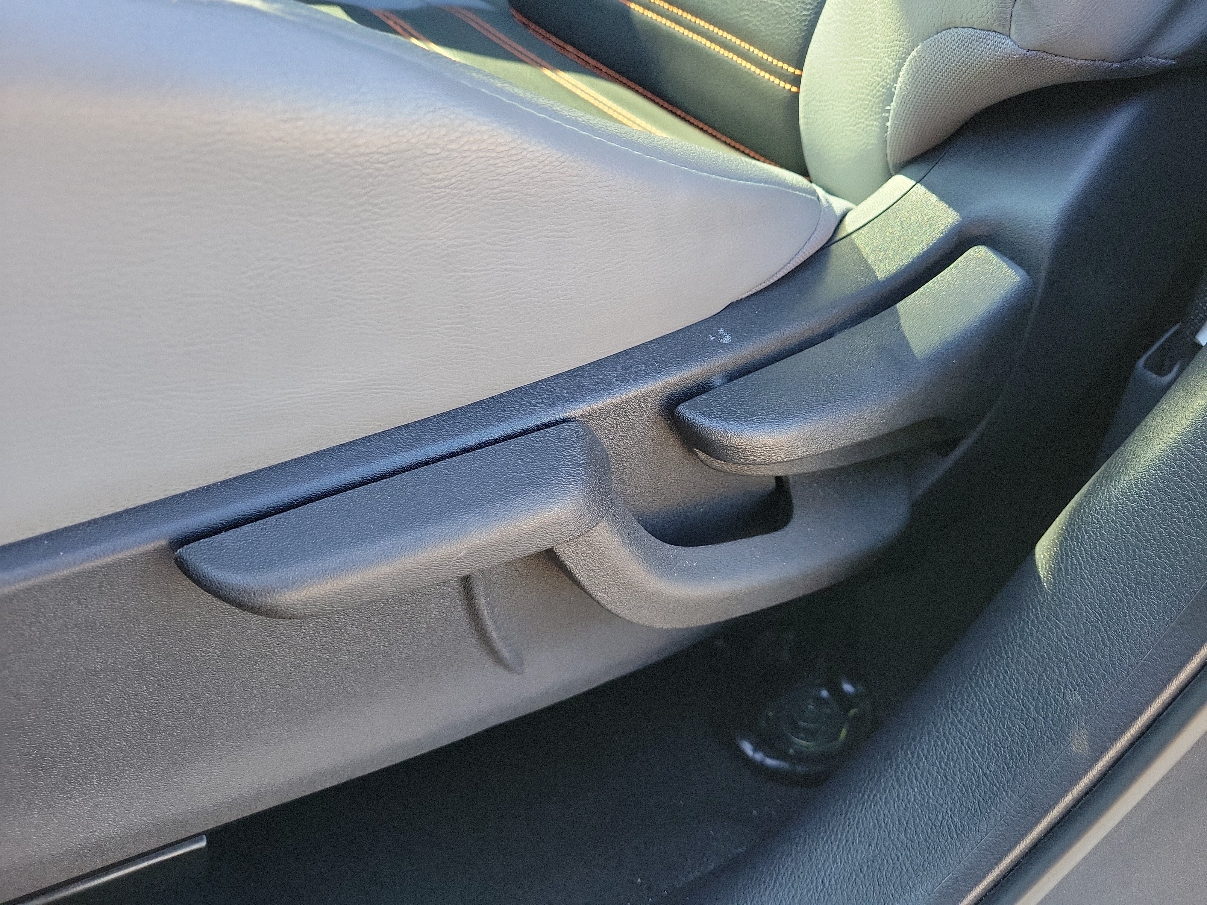 2022 Nissan Kicks SR