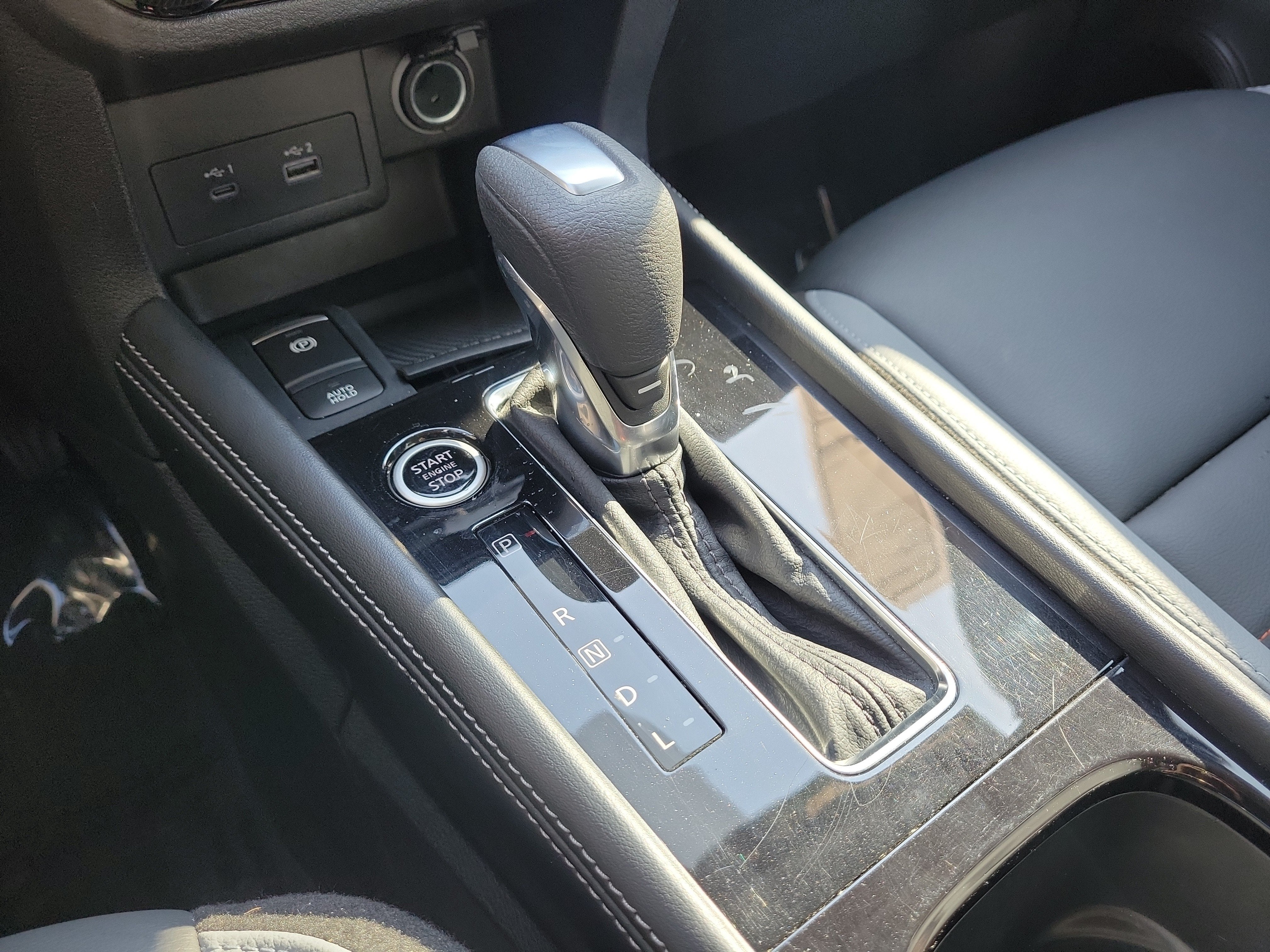2022 Nissan Kicks SR