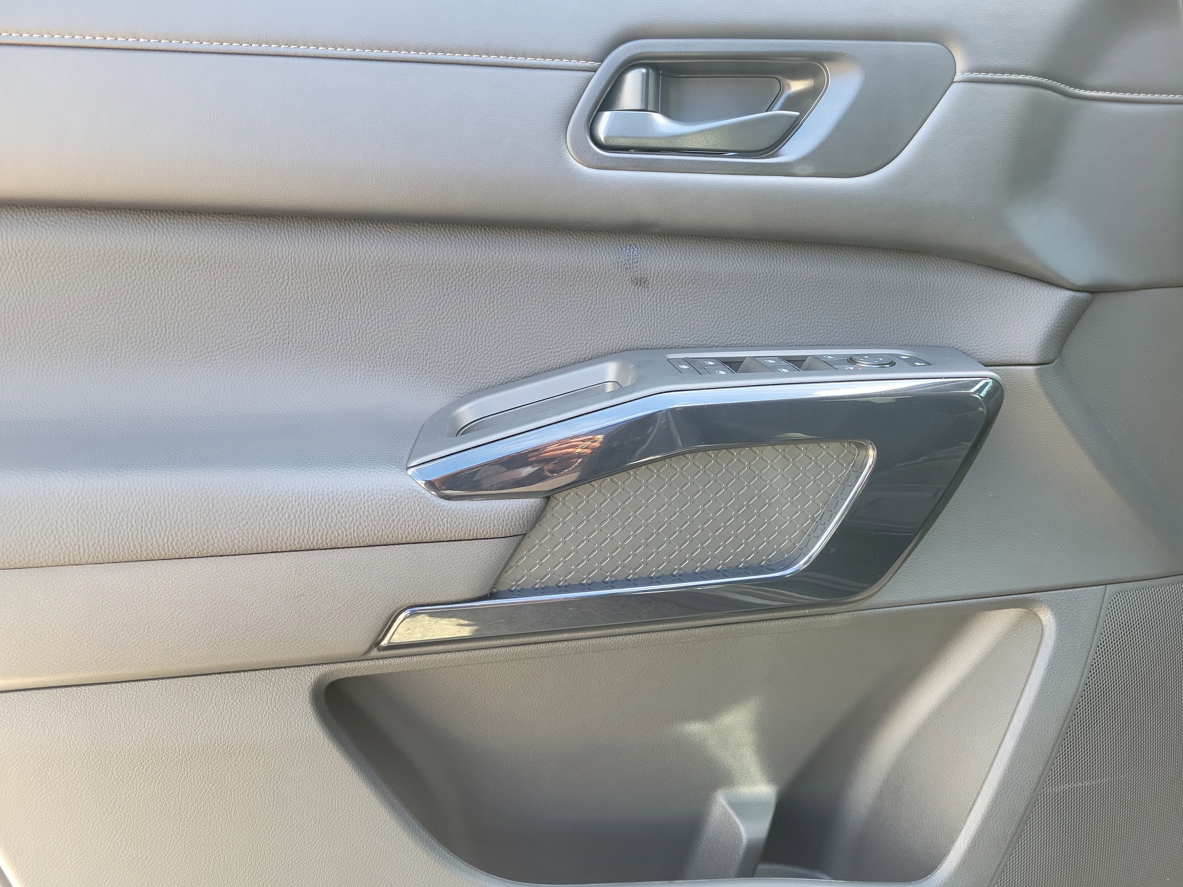 2025 Nissan Pathfinder S