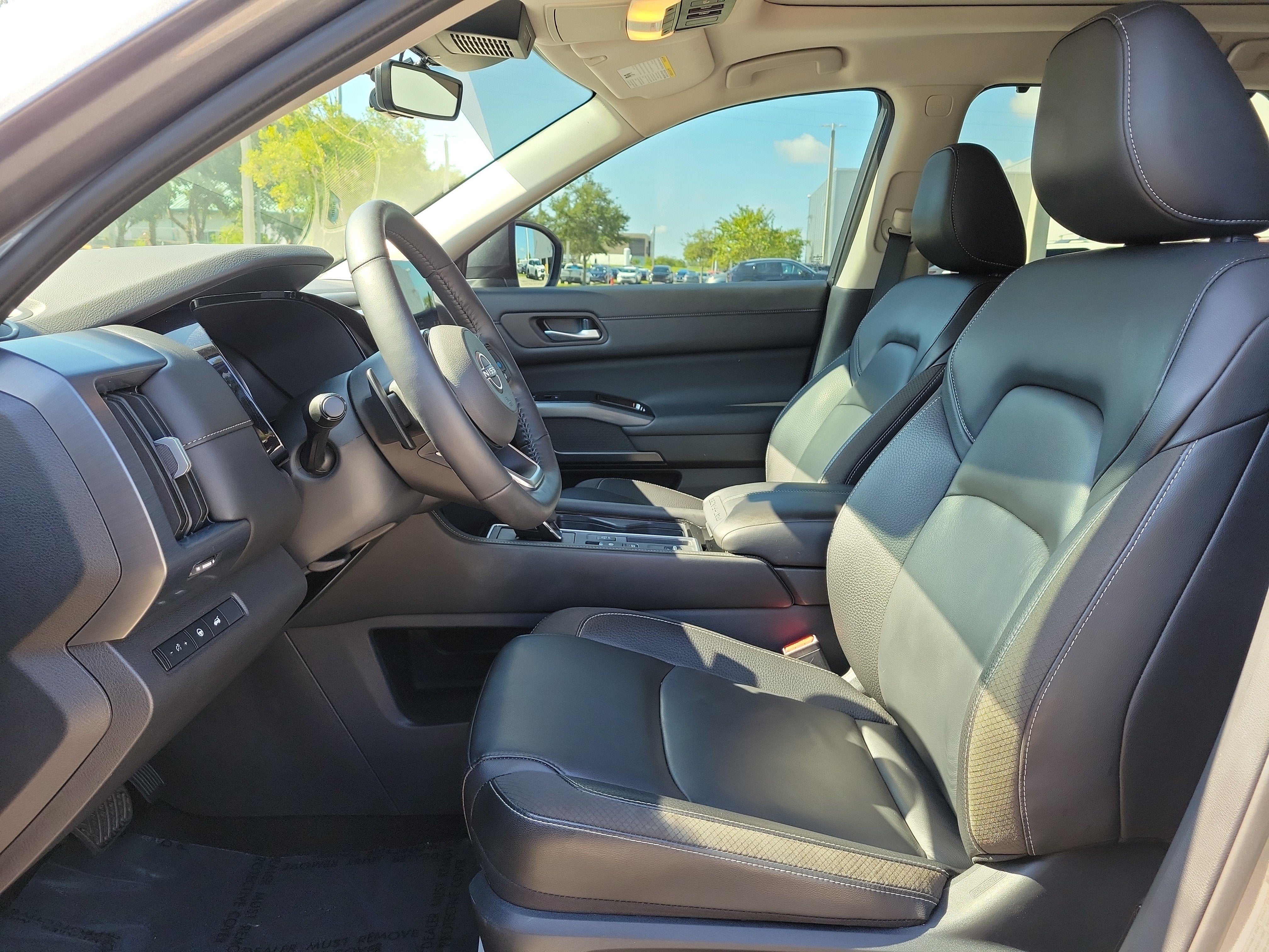 2025 Nissan Pathfinder SL