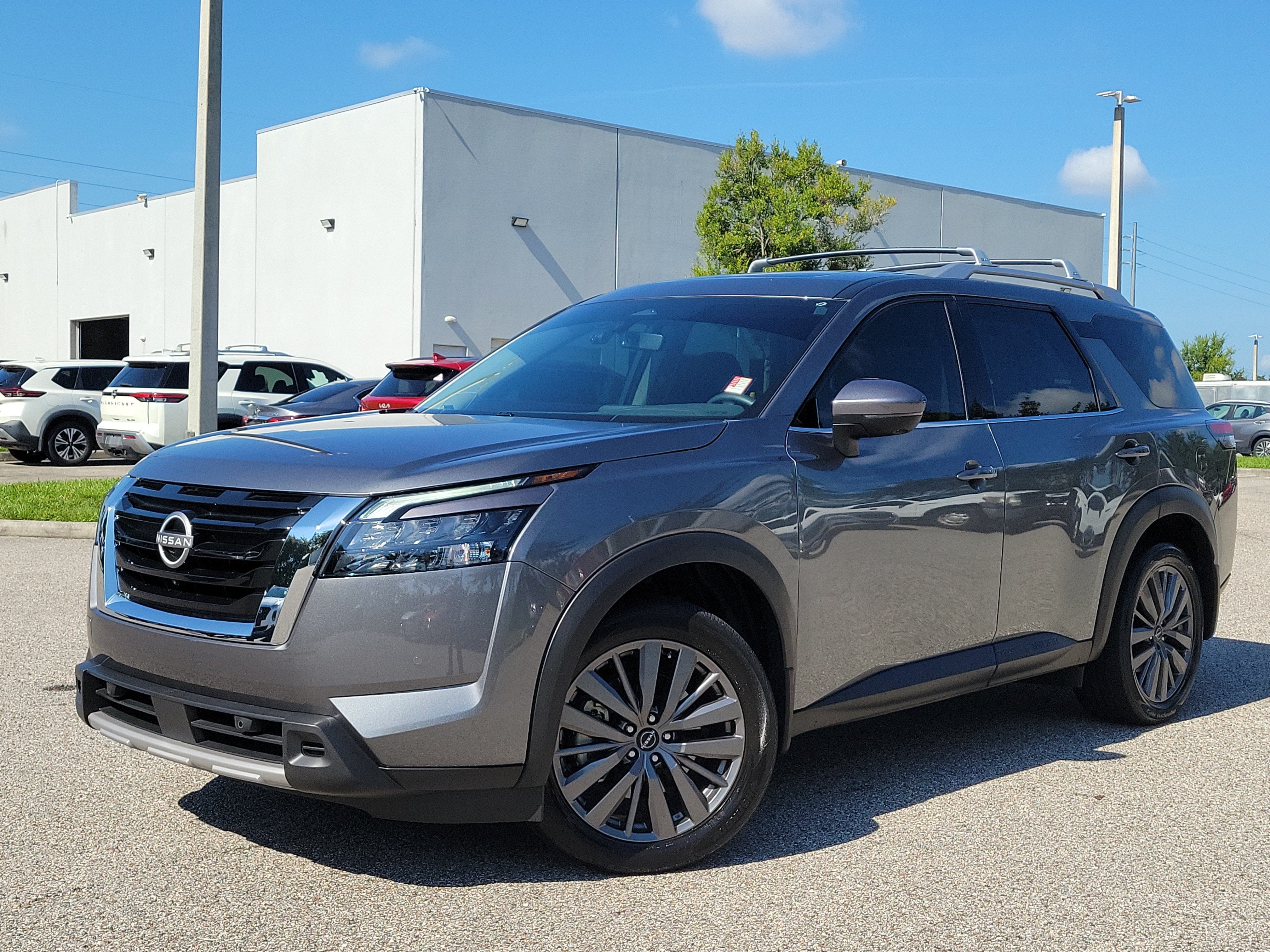 2025 Nissan Pathfinder SL
