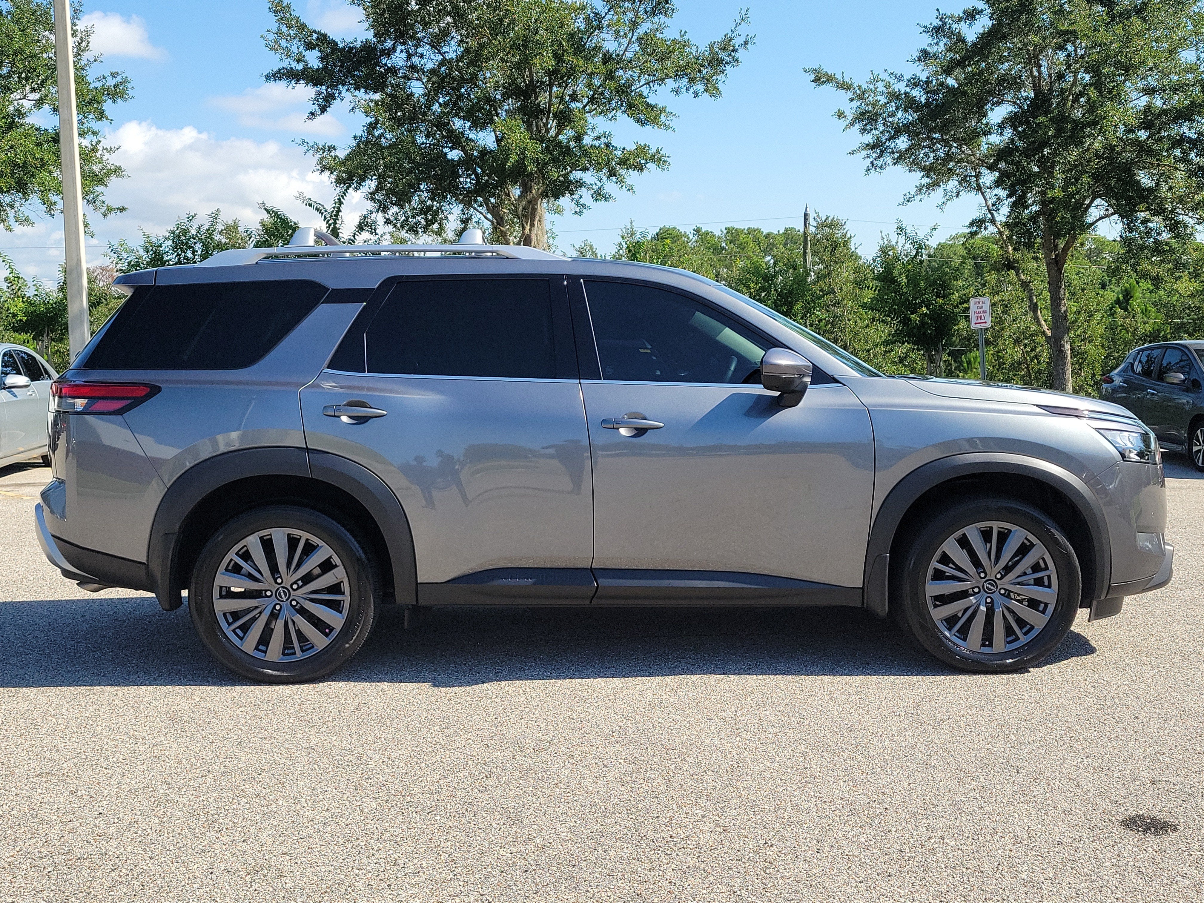 2025 Nissan Pathfinder SL