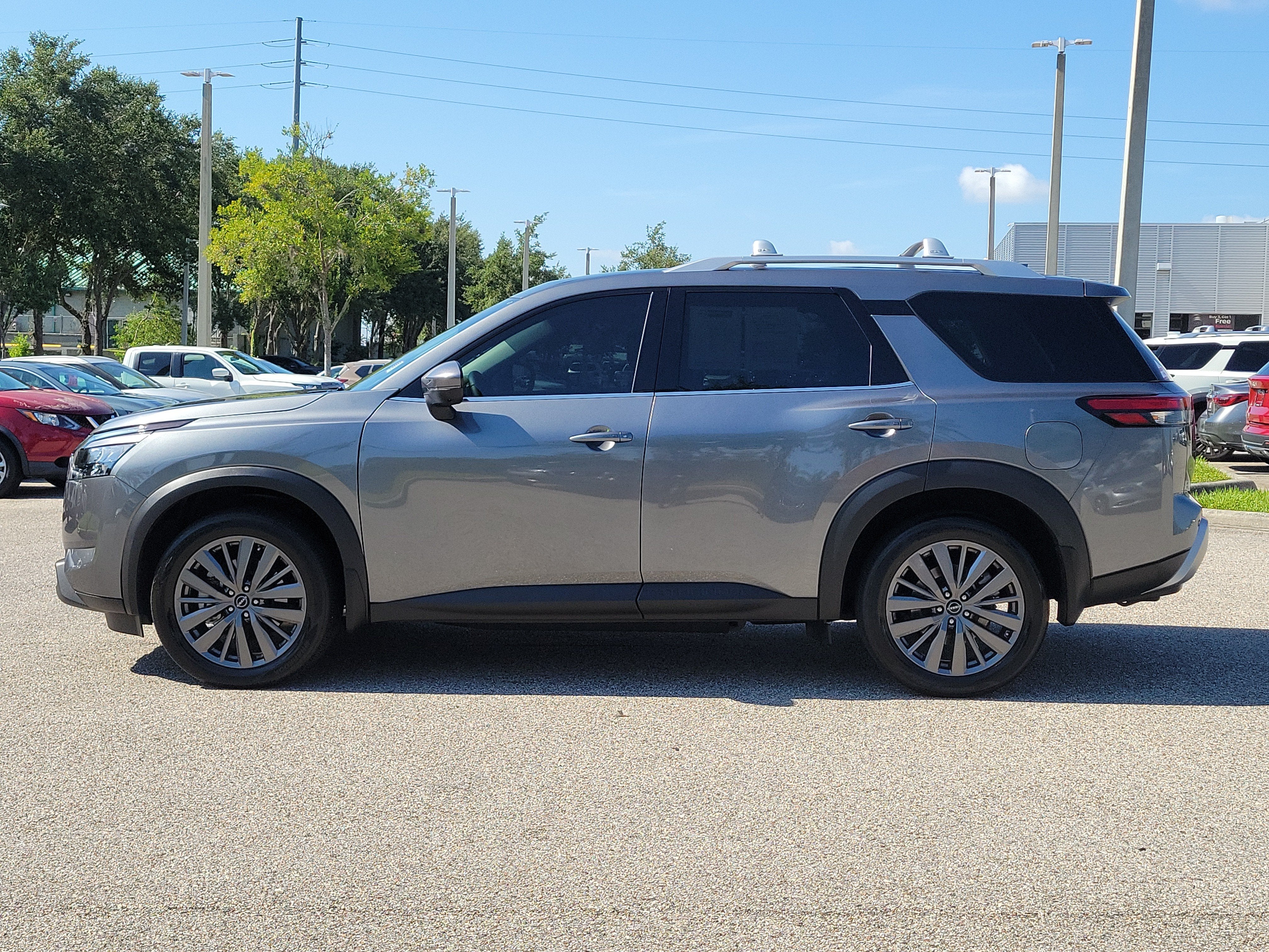 2025 Nissan Pathfinder SL