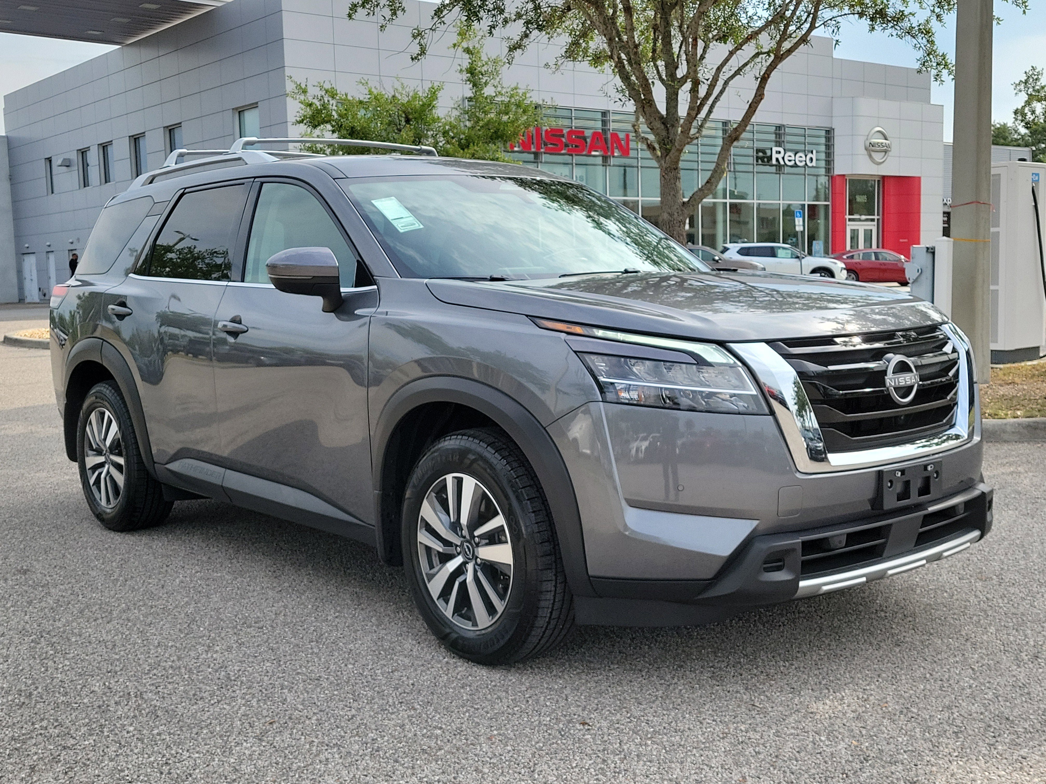 2024 Nissan Pathfinder SL
