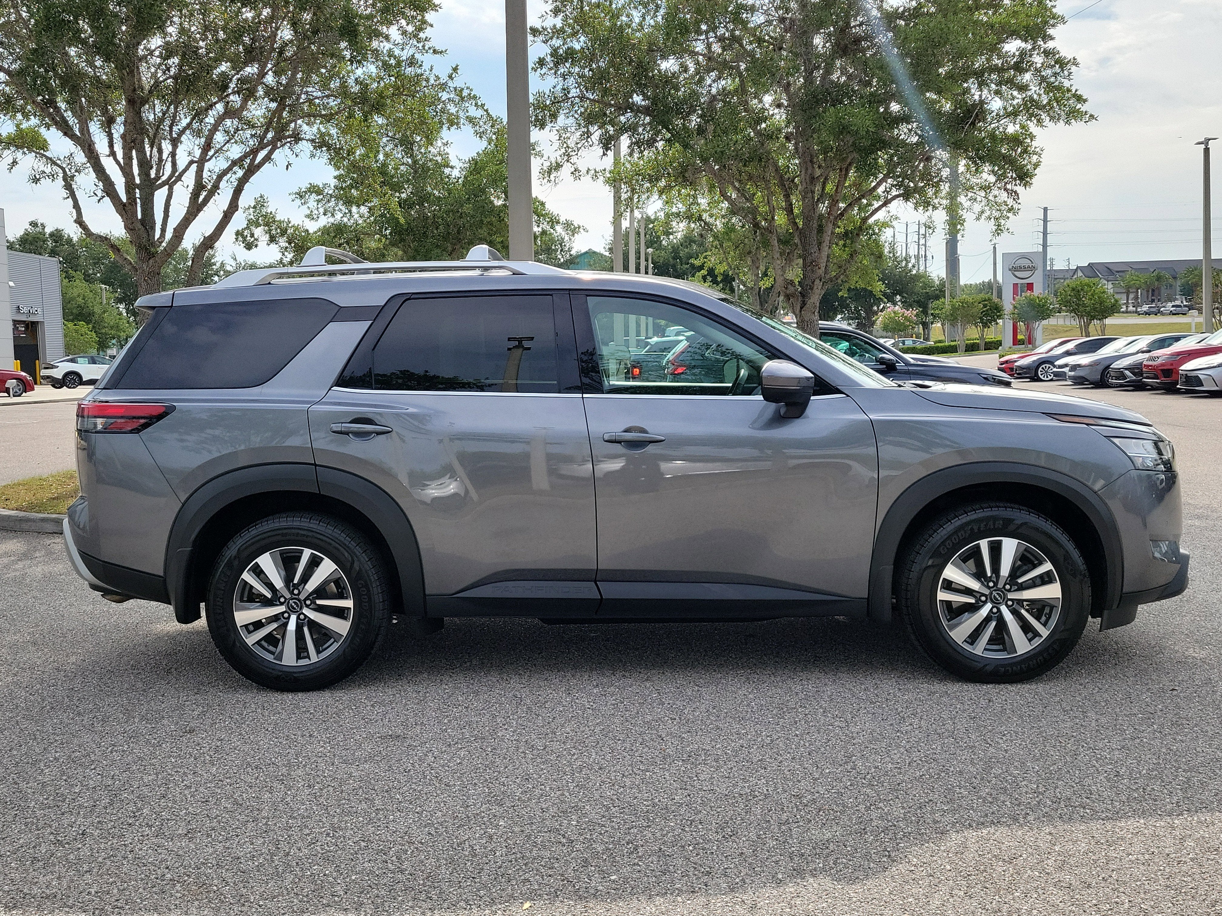 2024 Nissan Pathfinder SL