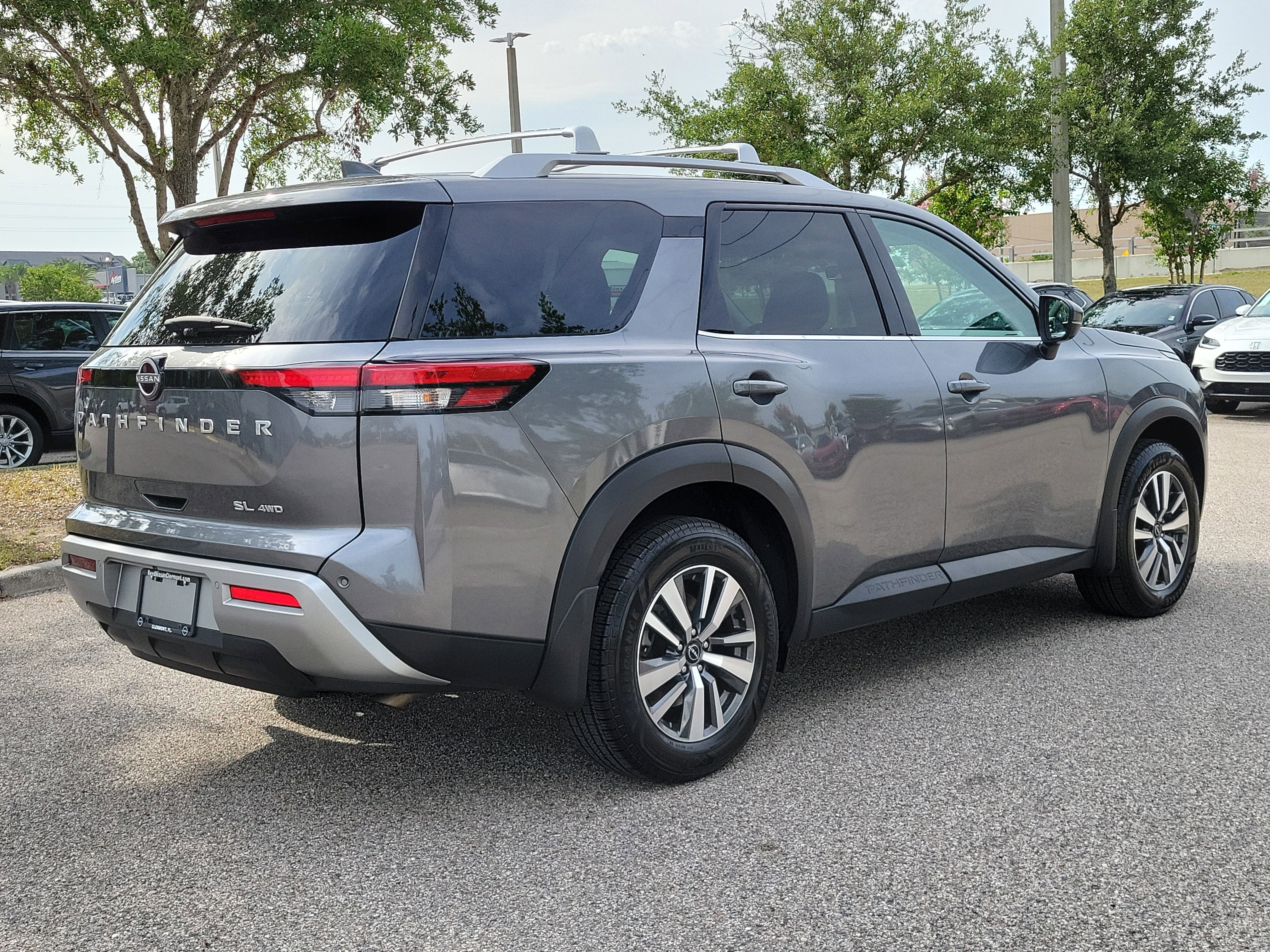 2024 Nissan Pathfinder SL