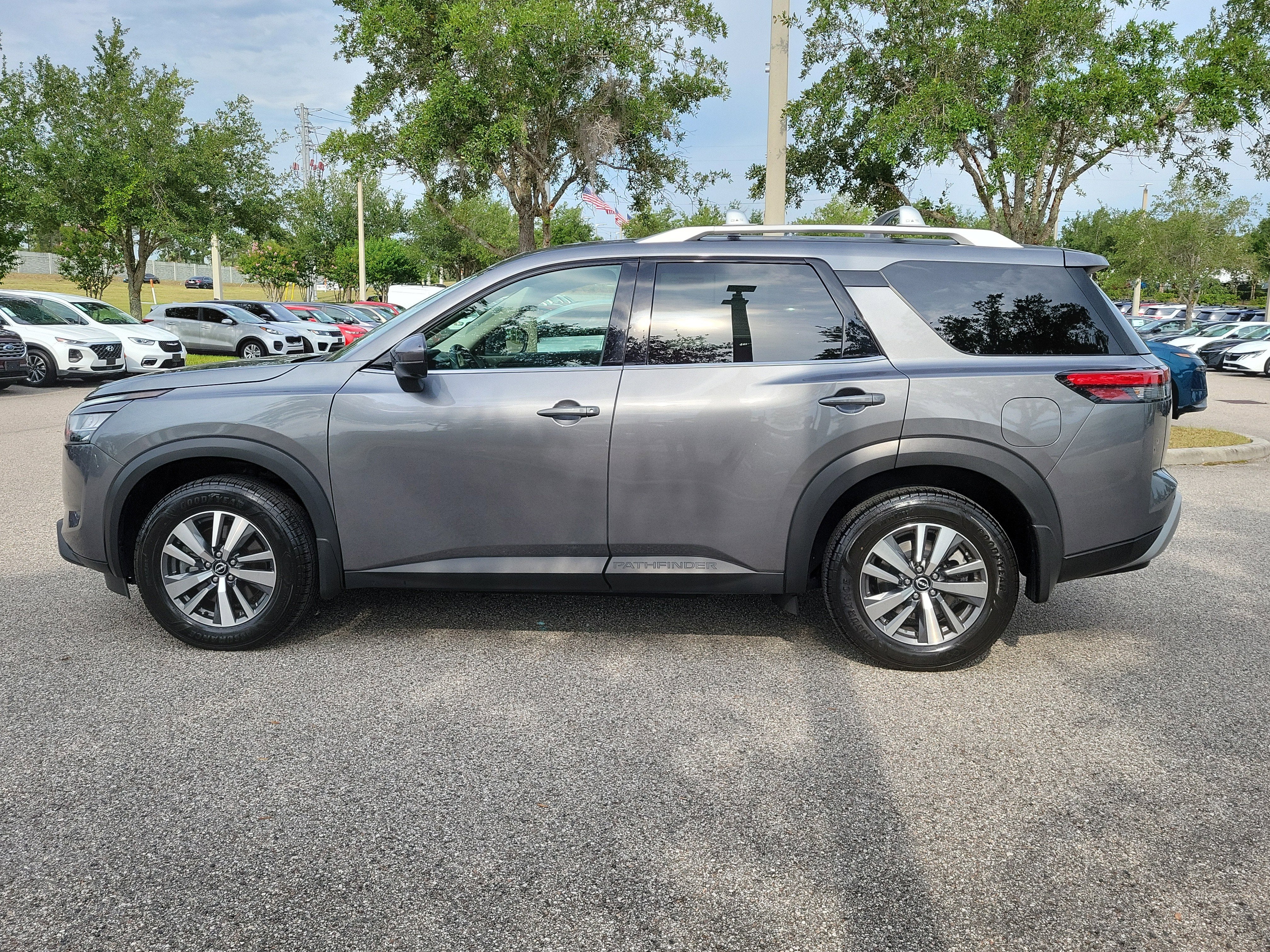 2024 Nissan Pathfinder SL